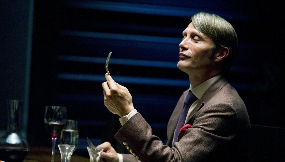 OVERLEGENHET:  N�r vi f�r se romantiserte seriemordere drepe p� film med iskald, kunstnerisk presisjon, er det en p�minnelse om v�r egen normalitet og moralske overlegenhet. Mads Mikkelsen spiller Dr. Hannibal Lecter i den nye serien. Foto: Brooke Palmer / NBC / AP