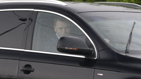 P� PLASS: David Moyes dukket opp p� Evertons treningsfelt Finch Farm som vanlig i dag tidlig. Foto: AP / Jon Super / NTB SCANPIX