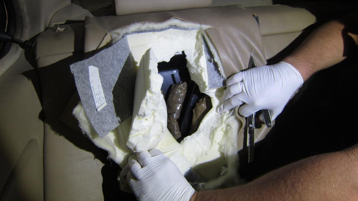 STJAL FRA ELDRE: I fjor stjal flere rumenske kvinner gullsmykker fra intetanende eldre mens de ga offeret juggel. Det samme juggelet ble funnet gjemt i bil m�neder seinere. Foto: POLITIET