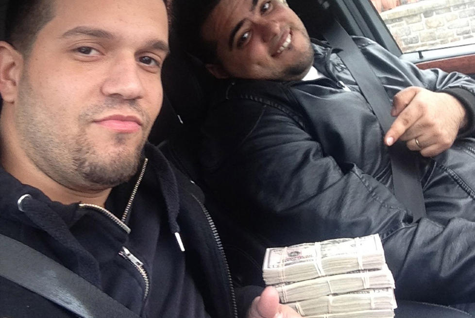 SKRYTEBILDE: P� et bilde offentliggjort av politiet i New York viser to av de siktede - Elvis Rafael Rodriguez og Emir Yasser Yeje - en liten bit av den enorme rikdommen hackerbanden klarte � skaffe seg. Foto: New York-politiet / AP / NTB scanpix