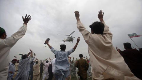 ST�TTER KHAN: St�ttespillere til den skadde cricket-stjerna Imran Khan l�per etter helikopteret som fraktet Khan til sykehuset etter at han ble skadd da han falt ned fra en heisekran som skulle l�fte ham opp p� et podium i Lahore. Foto: Fayaz Aziz/Reuters/Scanpix