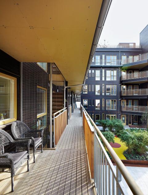 FELLESAREAL: Fl�yene hegner om et felles g�rdsrom. If�lge arkitektene er dette viktig i et nabolag som er dominert av ikke-boligrelaterte funksjoner, som sm�industri og kontor.  Foto: Ivan Brodey