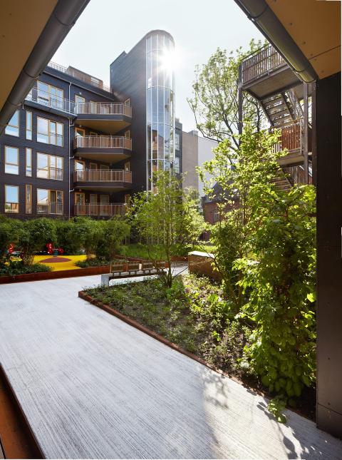 DETALRIK: Mot g�rdsrommet er fasaden detaljrik og oppl�st, med mykere materialer i varme farger.  Foto: Ivan Brodey