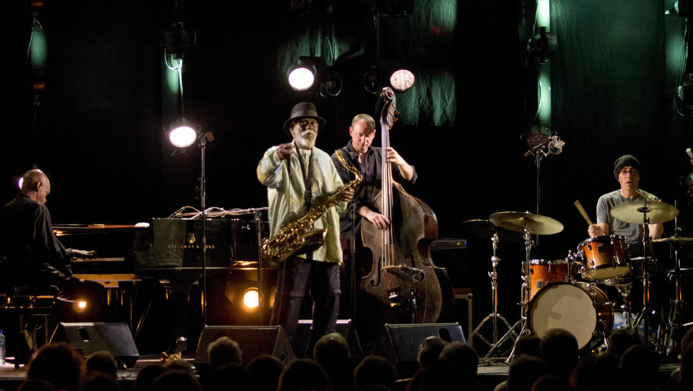 VETERAN: Tenoristen Pharoah Sanders holdt Coltrane-arven i hevd sammen med pianist William Henderson, bassist Oli Hayhurst og trommeslager Gene Calderazzo. FOTO: TERJE MOSNES