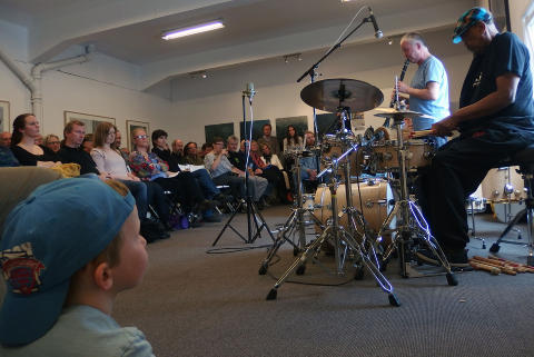 IMPRO: MaiJazz byr hver dag p� en rekke konserter, og her h�rer publikum i alle aldre  frijazzkjempene Frode Gjerstad og Louis Moholo (S�r-Afrika) improvisere p� Galleri Sult under MaiJazz torsdag. FOTO: TERJE MOSNES