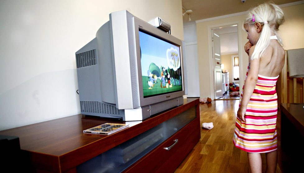 BARNE-TV: �Kanskje noen TV-programmer for barn og unge kan bidra til � minske det materielle suget etter � kj�pe det som er moderne for � v�re kul eller bli sett?�, skriver artikkelforfatteren. 


Illustrasjonsfoto: Sara Johannessen / NTB Scanpix