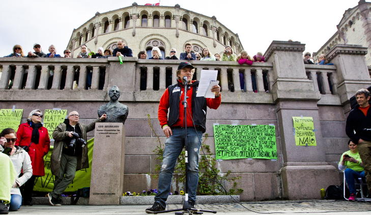 ØNSKER MER FOKUS: Under gårsdagens borreliosedemonstrasjon i Oslo sa Lars Monsen at han i dag er 95 prosent smertefri fordi han har gått på en ti måneder lang antibiotikakur. Han vil ikke kommentere Preben Aavitslands slakt av behandlingen, men sier til NRK at han synes det er bra at det settes mer fokus på sykdommen.
Foto: Vegard Grøtt / NTB scanpix ØNSKER MER FOKUS: Under gårsdagens borreliosedemonstrasjon i Oslo sa Lars Monsen at han i dag er 95 prosent smertefri fordi han har gått på en ti måneder lang antibiotikakur. Han vil ikke kommentere Preben Aavitslands slakt av behandlingen, men sier til NRK at han synes det er bra at det settes mer fokus på sykdommen.
Foto: Vegard Grøtt / NTB scanpix
