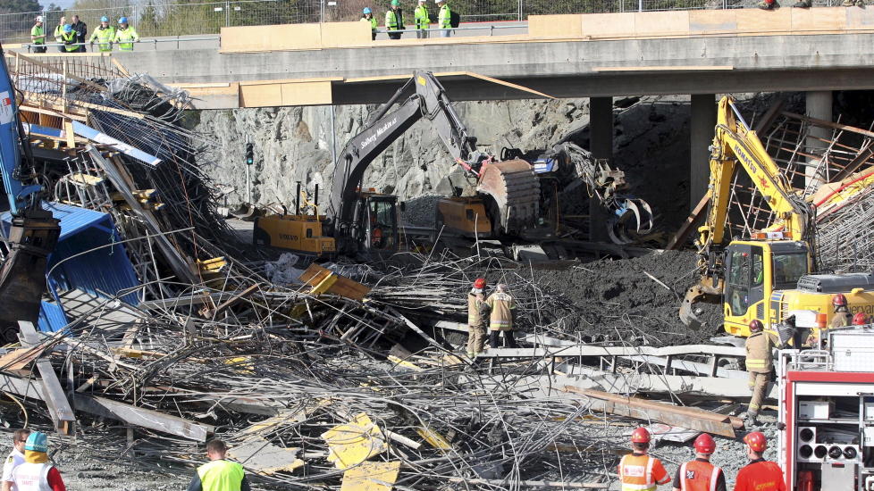 KOLLAPSET: Her er 
redningsarbeide etter at en bro under bygging ved IKEA i Trondheim kollapset onsdag. To personer omkom.
Foto: Tor Aage Hansen / NTB scanpix