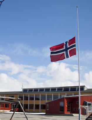 Flagget vaier p� halv stang for Ingeborg (37)
