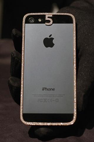 Unntak: Iphone 5 er billigere � produsere enn konkurrenten Samsung galaxy S4. Denne r�veren er derimot et unntak, da den er dekorert med rosa gull og diamanter og koster dr�ye 150 000 kroner. Foto: Scanpix