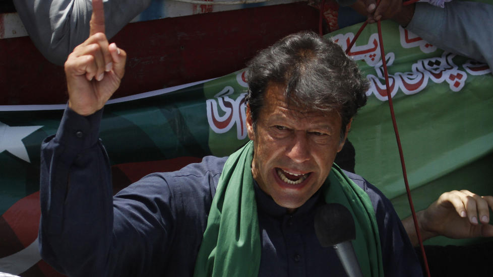 VALG: �Pakistan er skakkj�rt og har et enormt image- og sikkerhetsproblem�, skriver artikkelforfatteren. Bildet viser den tidligere cricketspilleren Imran Khan, som har spilt en sentral rolle i opptakten til dagens valg. Foto: Athar Hussain / Reuters / NTB Scanpix