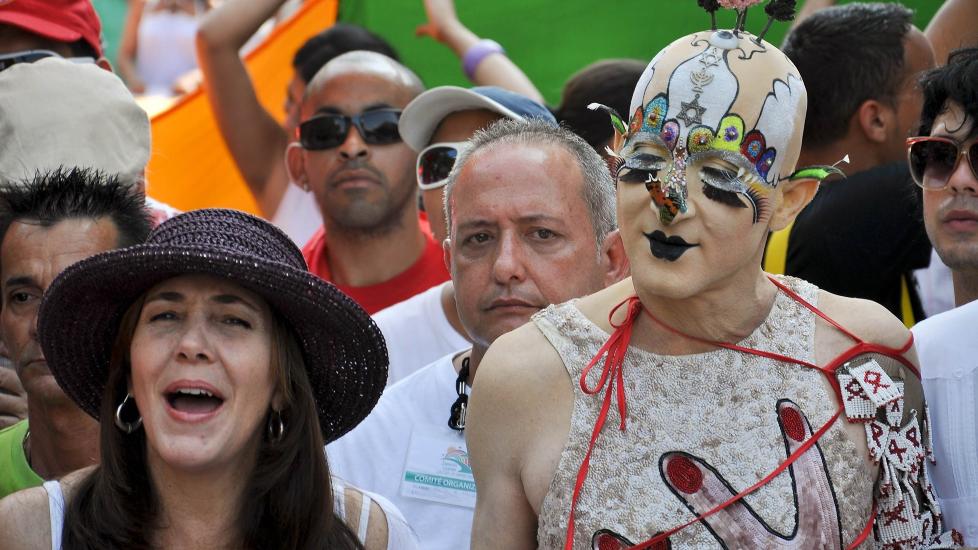 MOT HOMOFOBI:Direkt�r for det cubanske sentret for seksualopplysning, Mariela Castro Esp�n, i fjor�rets marsj mot homofobi og diskriminering, I �r er det spesielt diskriminering i familien og p� arbeidsplassen som er tema, sier Castro i et intervju med Granma. Foto: AFP PHOTO