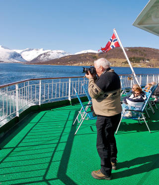 HELNORSK: Sommersesongen byr p�  hav, fjorder og sn�dekte fjell. Her fra akterdekket p� MS �Richard With�. Foto: MARIUS FISKUM