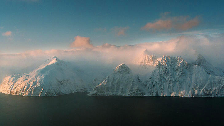 NORGES VILLESTE: Lyngsalpene i Troms har kvasse tinder og glinsende isbreer. H�ydepunkter fra Hurtigruten vil v�re Kv�nangstindan, passasjen gjennom det smale Maursundet og Rotsundet, og panoramautsikten mot Lyngsalpene. Foto: JON TERJE H. HANSEN