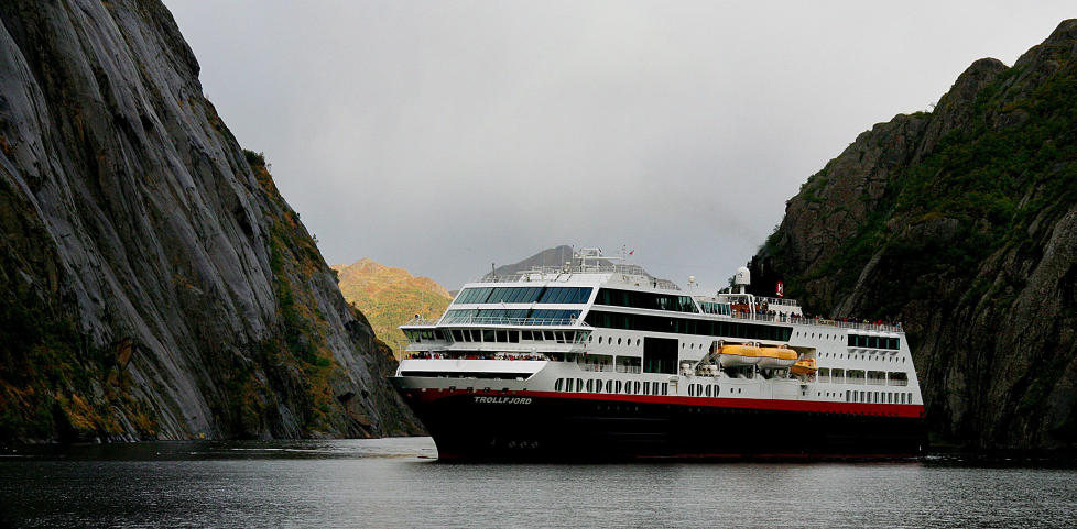 JUBILEUMSSEILINGER: Hurtigrutens svipptur innom Trollfjorden er kjent. I sommer kan du ogs� oppleve Lyngenfjorden fra dekk. Foto: KIRSTEN M. BUZZI
