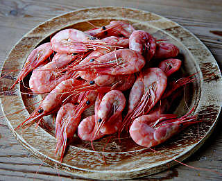 SKRELL SELV: P� turen inn i Lyngenfjorden vil fiskere komme om bord med ferske reker fra fjorden. Foto: LARS EIVIND BONES