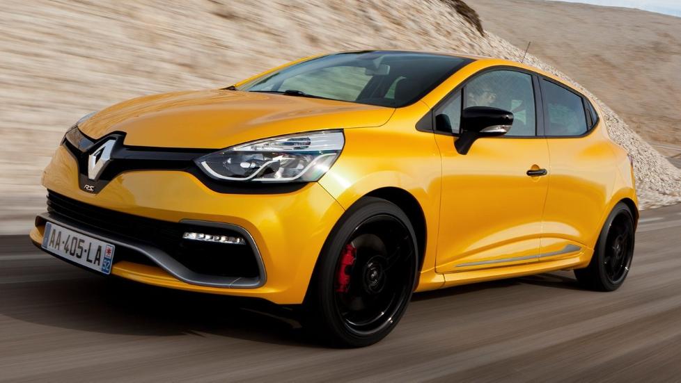 SPREKE LINJER: De brede hoftene minner om Renault 5 Turbo, mens luftsplitteren i frontfangeren og diffusoren i bakfangeren gir tydelige Formel 1-assosiasjoner. FOTO: Renault