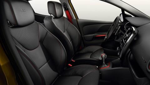 SMAKFULLT: Sportssetene gir god st�tte og er gode � sitte selv for lange personer. Interi�ret ellers er enkelt, men b�rer ikke preg av � v�re billig. FOTO: Renault