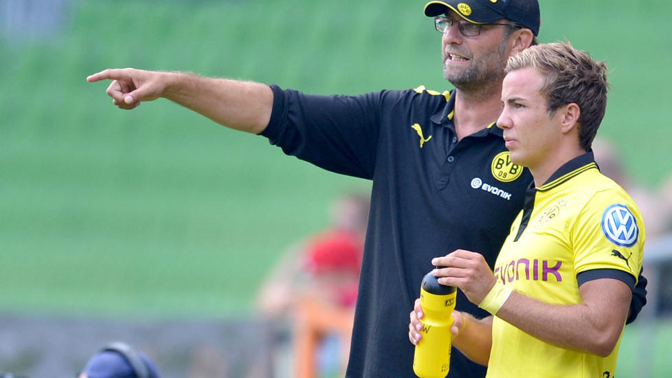 BLIR TROLIG KLAR: Borussia Dortmunds Mario G�tze p�dro seg en skade under Champions League-oppgj�ret mot Real Madrid forrige uke. Trener J�rgen Klopp (venstre) sier at 20-�ringen trolig blir klar til finalen, som spilles mot Bayern M�nchen.
Foto: AFP / CARMEN JASPERSEN