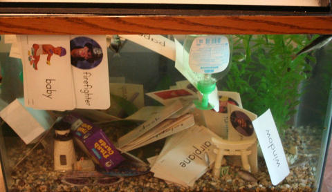 I AKVARIET: Det tok bare et par minutter fra s�nnen min hadde hatt oppvaskmiddel i akvariet til alle fiskene d�de. Etterp� slengte han oppi b�de mobiltelefonen min og alt annet jeg hadde i h�ndveska.  FOTO: Shitmykidsruined.com