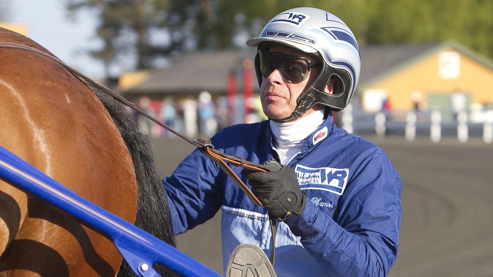 SPARKET UT. Frode Hamre var innblandet i en stygg ulykke p� Jarlsberg travbane fredag kveld. Foto: HESTEGUIDEN.COM.