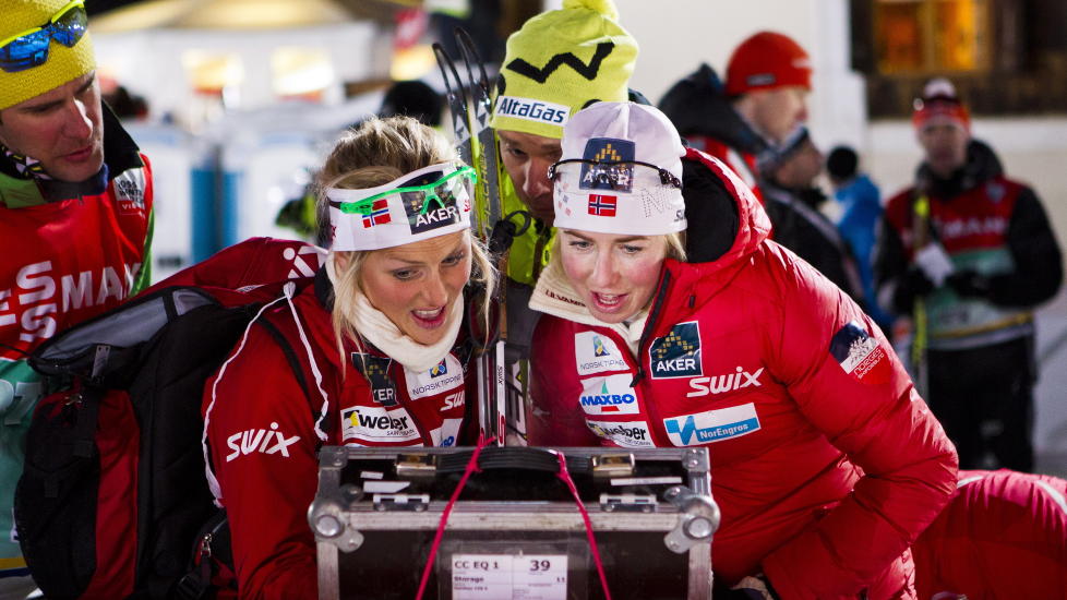 VIL HA ENDRING: FIS vil ha endring i TV-produksjonen i langrenn. Her ser Therese Johaug og Kristin St�rmer Steira p� en TV-skjerm under forrige sesongs Tour de Ski.
Foto: Vegard Gr�tt / NTB scanpix