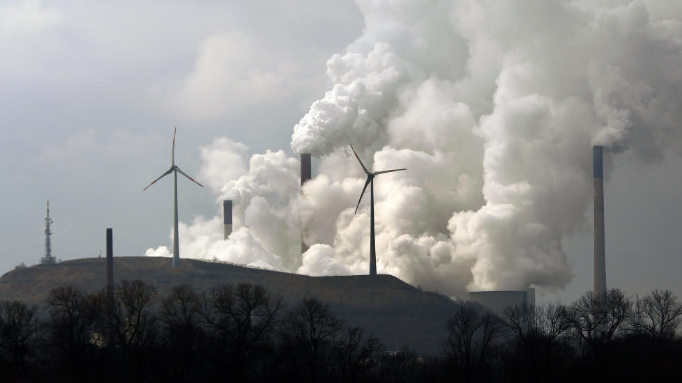 KLIMAFORANDRING: Aldri har det v�rt mer CO2 i lufta. Potensielt katastrofalt mener forsker. Bildet viser vindturbiner foran Scholven-kraftverket i Tyskland. Foto: REUTERS/INA FASSBENDER