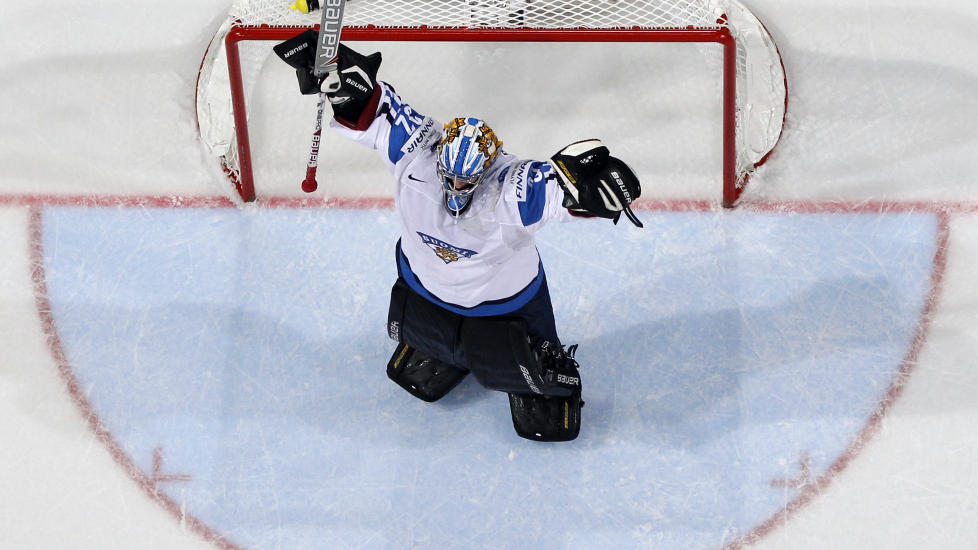 SEIER: Finland vant mot Russland i VM i ishockey i kveld, og tre veteraner var sentrale i seieren. Her feirer Finlands m�lvakt Antti Raanta seieren. Foto: REUTERS/Grigory Dukor