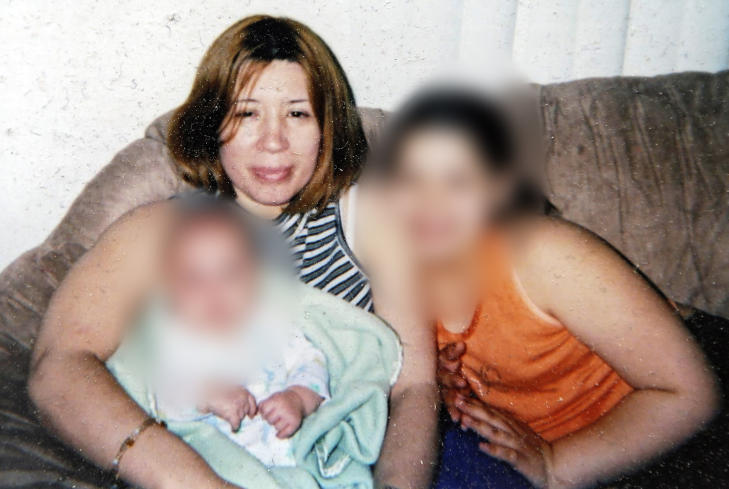 - TERRORISERT: Ariel Castros ekskone Grimilda Figueroa d�de i fjor etter lengre tids sykdom. If�lge sin familie ble hun terrorisert og mishandlet av Castro i en �rrekke. Her er hun med to av sine fire barn, p� et bilde tatt av s�steren Elida Caraballo. Foto: ELIDA CARABALLO / AP / NTB SCANPIX