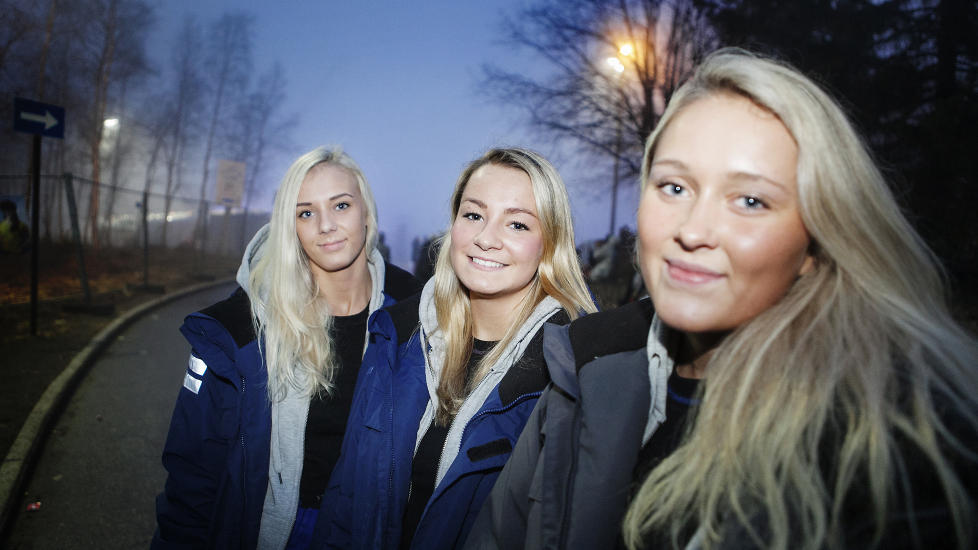  HOLDER SAMMEN:  I helgen er det igjen et russetreff p� Tryvann og rundt 10 000 russ befinner seg n� p� det popul�re stedet. Tre av disse russene heter Andre Prytz, Benedikte Hunes og Tessa Lier Finsrud. - Vi holder oss sammen og jeg synes vaktholdet bra, men det er forferdelig at voldtekter har skjedd. Foto: Christian Roth Christensen / Dagbladet