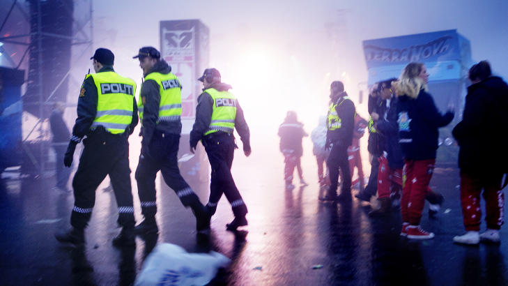  I gang:  Russefeiringen p� Tryvann er godt i gang igjen. Her patruljerer politiet. Foto: Christian Roth Christensen / Dagbladet.