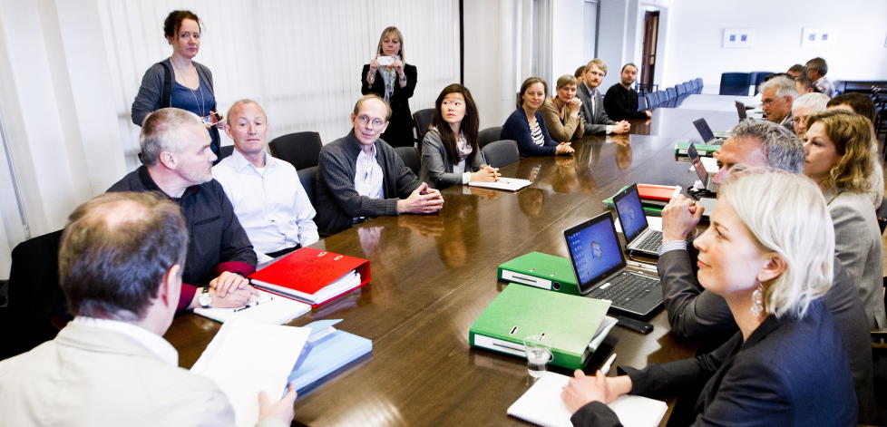 ENIGHET NATT TIL L�RDAG: Norsk Journalistlag, ved NJs forhandlingsleder Stein Larsen (f.v.) og NJ-leder Thomas Spence, og Mediebedriftenes Landsforening, ved MBLs forhandlingsleder Iselin Bauer Seeberg (t.h.), m�tes til megling i journalistoppgj�ret hos mekler Dag Nafstad (med ryggen til) i Oslo fredag formiddag.
Foto: Vegard Gr�tt / NTB scanpix