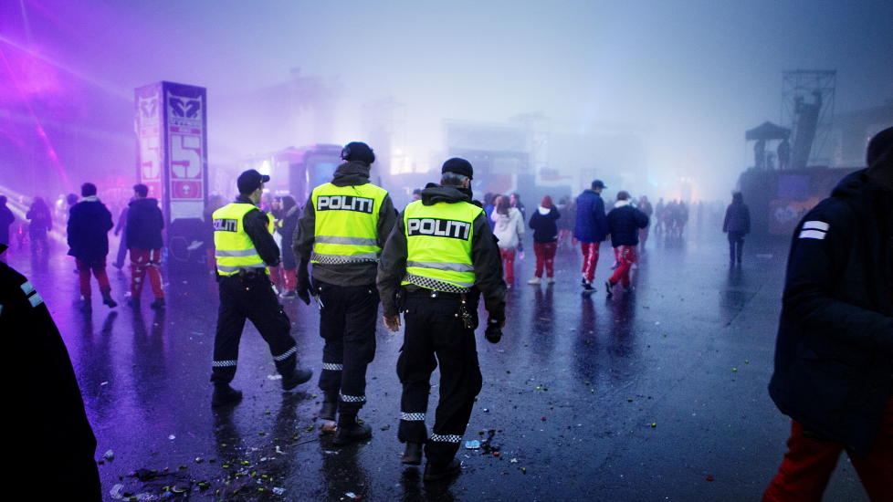 ETTERFORSKER TO VOLDTEKTER: To kvinnelige russ har uavhengig av hverandre  i natt meldte ifra til politiet om at de skal ha blitt voldtatt p� et russetreff p� Tryvann i Oslo. Bildet ble tatt i g�r kveld, og viser politiet som patruljerer p� treffet. Foto: Christian Roth Christensen / Dagbladet