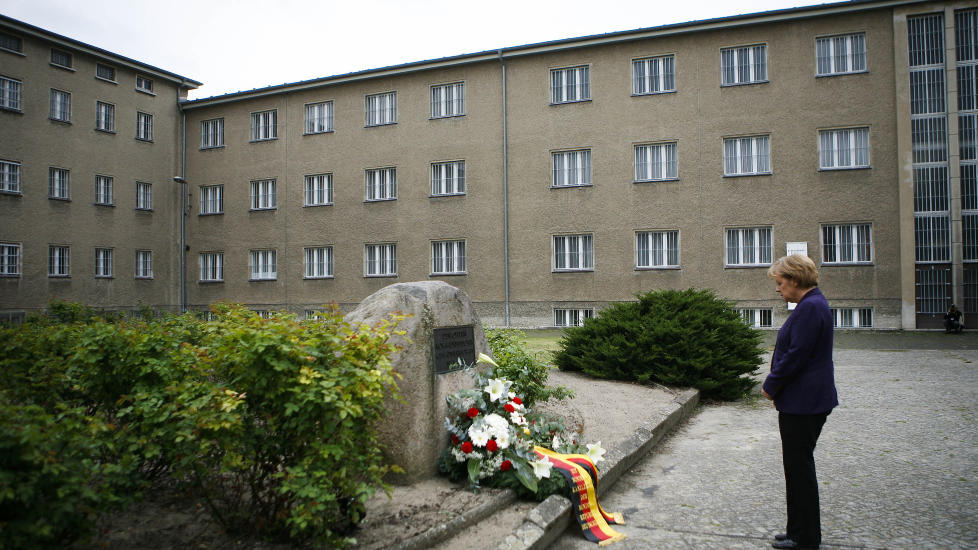 LA NED KRANS:  Angela Merkel, Tysklands mektige forbundskansler, legger her ned en krans for � hedre og minne ofrene for �st-Tysklands hemmelige politi - STASI. N� blir det hevdet at Angela Merkel selv har en hemmelig kommunistisk fortid i det tidligere DDR. Foto: Markus Schreiber / AP