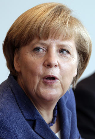 NEKTER:  Angela Merkel nekter i f�lge forfatterne for � ha hatt en politisk rolle i det kommunistiske DDR. Foto:Michael Sohn / AP