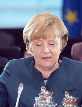 - MERKEL var  KOMMUNIST