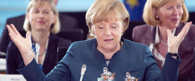 - MERKEL var  KOMMUNIST