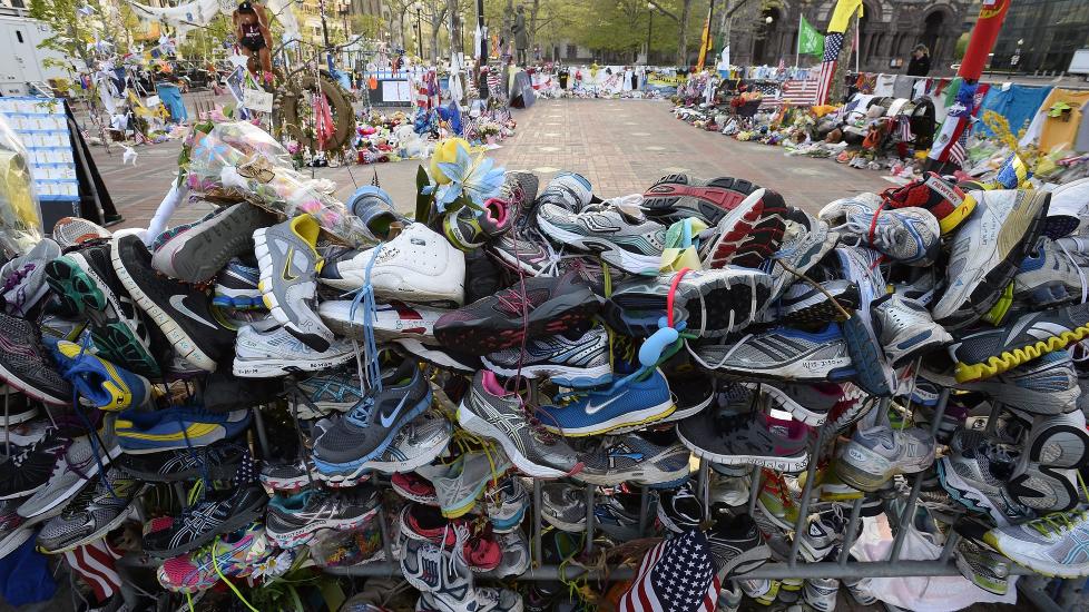 MINNES: Ved minnestedet for ofrene, omtrent 150 meter fra m�lomr�det hvor bombene gikk av har folk plassert haugevis av l�pesko. Tre personer ble drept og 264 s�ret. Foto: CJ Gunther / EPA