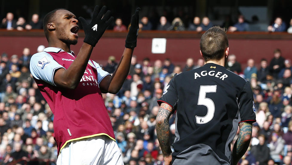 VIKTIG: Aston Villas Christian Benteke har scoret 18 m�l denne sesongen, halvparten av alle laget har scoret. I dag m�ter laget Chelsea, og kan trygge plassen sin i neste �rs Premier League. Foto: REUTERS/Darren Staples