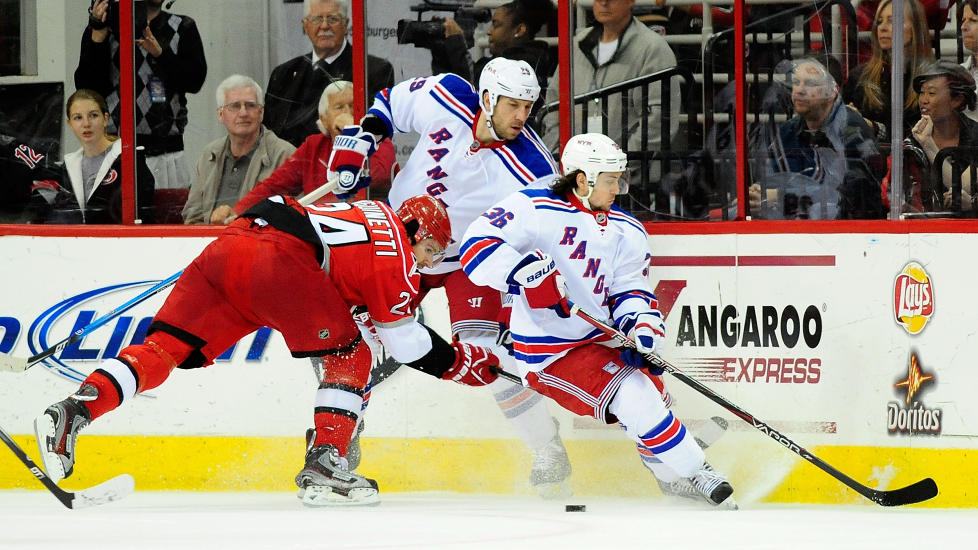 KNIVEN P� STRUPEN: Mats Zuccarello Aasen (h�yre) og hans New York Rangers m� vinne neste kamp, ellers ryker de ut av NHL-sluttspillet. Foto: Grant Halverson/Getty Images/AFP