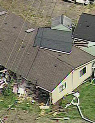 Barry (51) krangla med naboene - total�dela husene deres med bulldoser