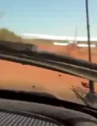 Dette smugler-flyet er i ferd med � lette fra bakken