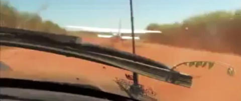 Dette smugler-flyet er i ferd med � lette fra bakken