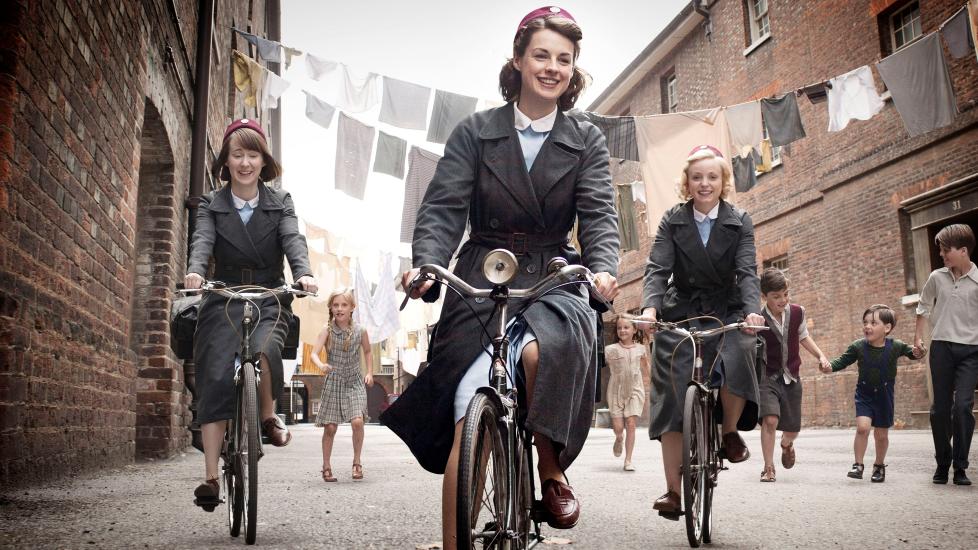 LIVLIG P� �STKANTEN: Jenny Lee (Jessica Raine, midten) og hennes jordmorfeller (f.v. Cynthia Miller og Helen George) m�ter mange skjebner i Londons East End. Foto: NRK.