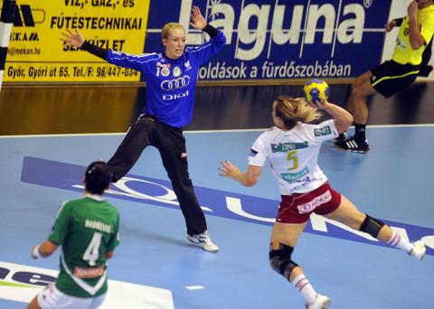  STORSPILLER:  Katrine Lunde Haraldsen er i det umulige hj�rnet i dag. Har 16 redninger etter 30 minutter.  Foto: Attila Kisbenedek / AFP.