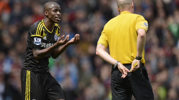 UTVIST: Ramires ble utvist etter � ha f�tt sitt andre gule kort. Foto: REUTERS/Philip Brown