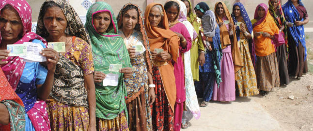 Her trosser de d�dstrusselen fra Taliban - lange k�er i valget i Pakistan