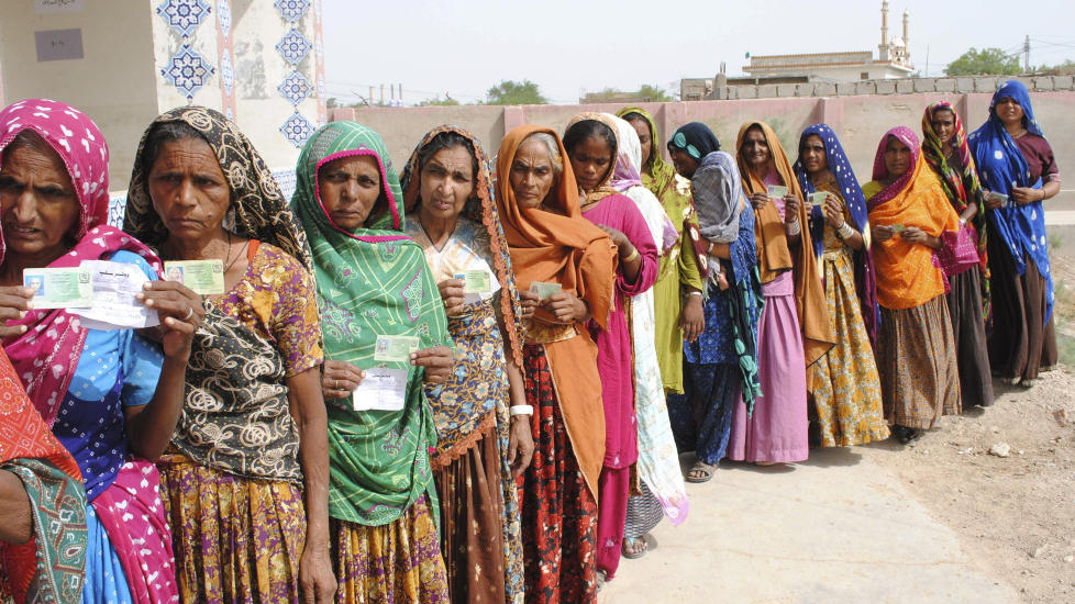TROSSET VOLDSFAREN:  Pakistanske kvinner st�r i k� i byen Hyderabad i Pakistan for � stemme under l�rdagens valg.  Foto: Pervez Masih/AP