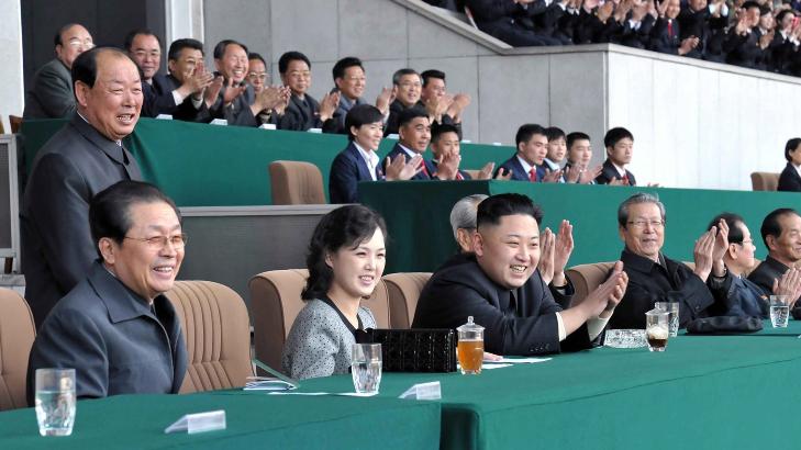 P� KAMP: Her er Kim Jong-un avbildet p� fotballkamp p� Kim Il-Sung Stadium i Pyongyang. Bildet er ikke datert. Foto: KCNA SOUTH KOREA/ EPA/ NTB Scanpix
