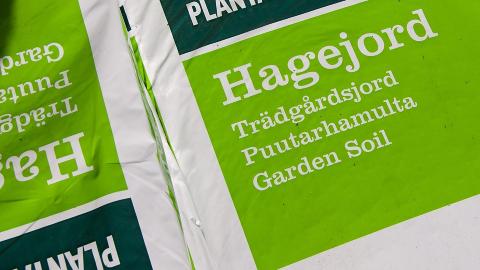 LAVESTE KVALITET: Den billigste og d�rligste jorda du kan kj�pe p� et hagesenter kalles for hagejord FOTO: Niklas Hart